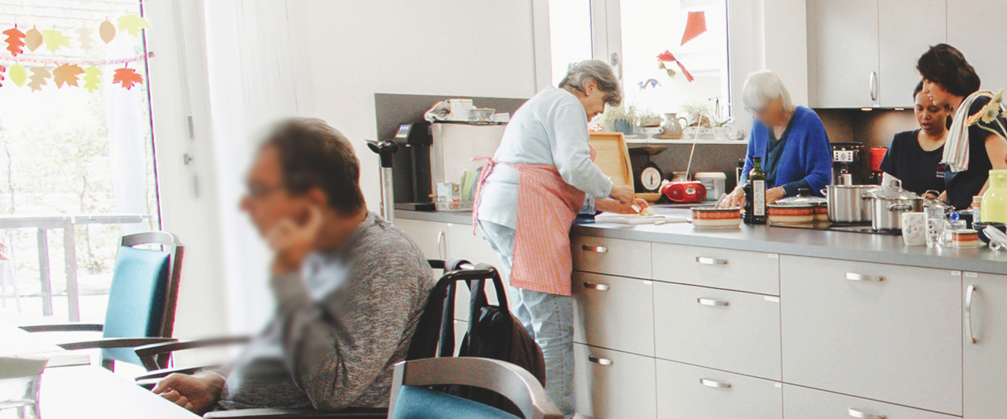 sozialstation_pflege-wg_am_schobbach_gemeinsam_kochen_in_gundelfingen_bei_freiburg_2025